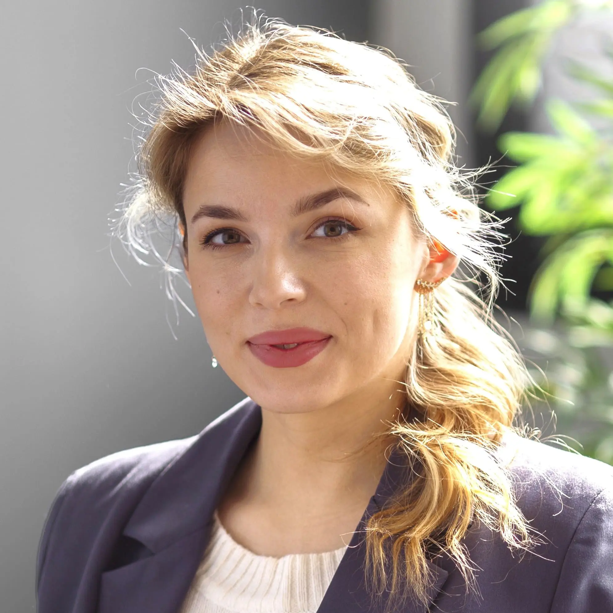 Berufstätige Frau nach Stressmanagement-Workshop in Berlin, wirkt zufrieden und gestärkt