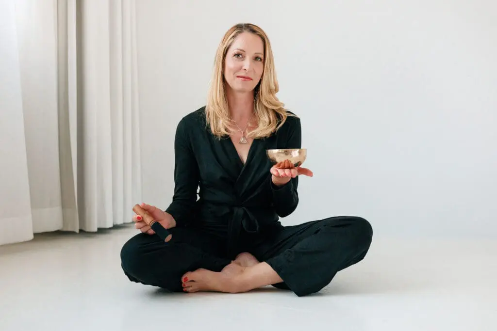 Achtsamkeit im Alltag: Person reduziert Stress durch bewusste Atmung