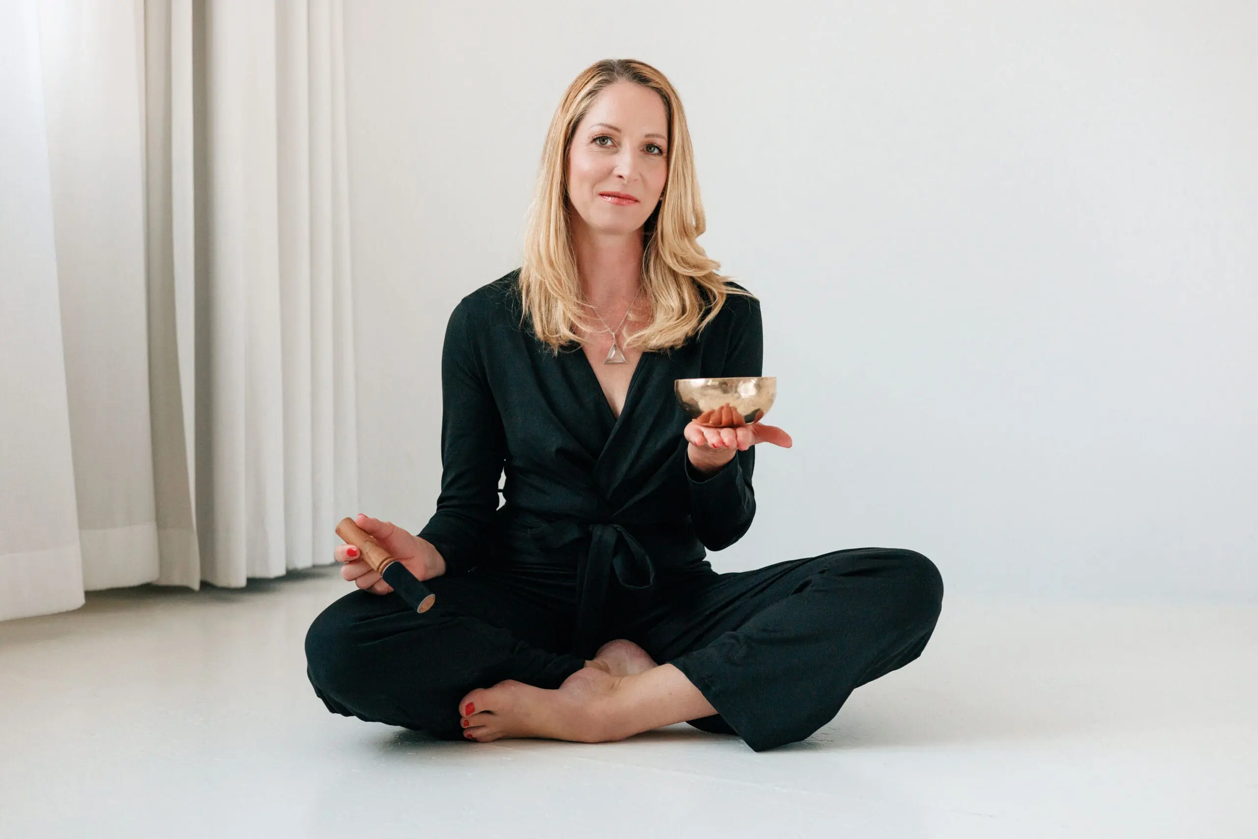 Achtsamkeit im Alltag: Person reduziert Stress durch bewusste Atmung