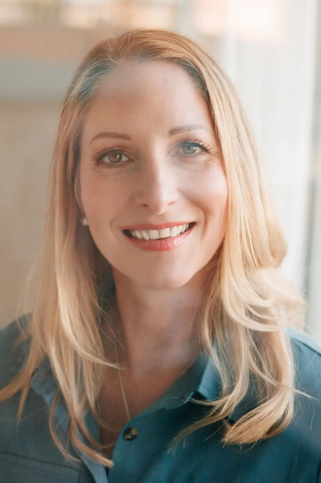 Sandra Geithner, Stressmanagement-Coach in Berlin, Portraitfoto mit freundlichem Lächeln